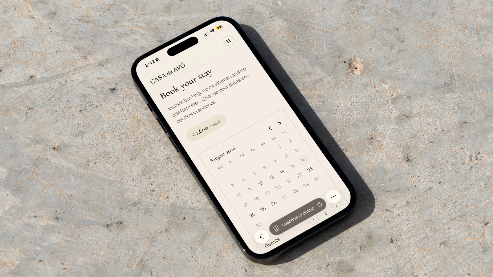 Calendário de reservas da Casa da Avó num telemóvel, com reserva instantânea sem intermediários nem taxas de plataforma